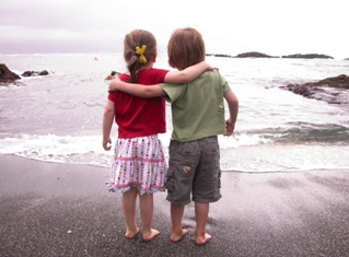 This photo of two kids - BFF - at the shore was taken by photographer Marcello U from Santa Fe, New Mexico.